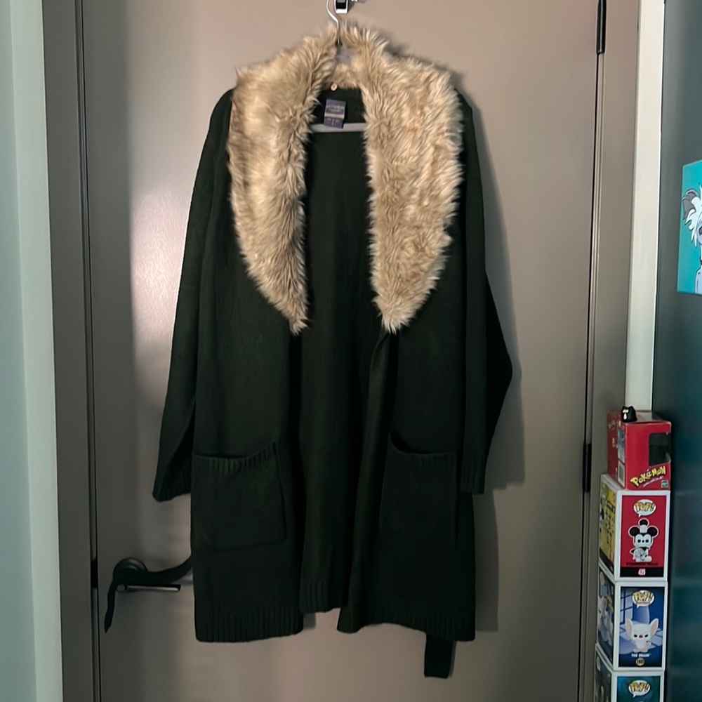 NWOT Outlander Torrid sister with faux fur removable neck piece.